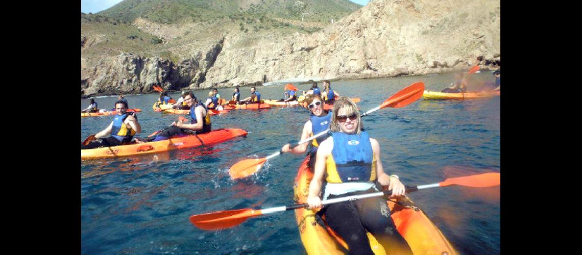 Los paseos en kayak atraen cada  vez con maacutes fuerza a los turistas