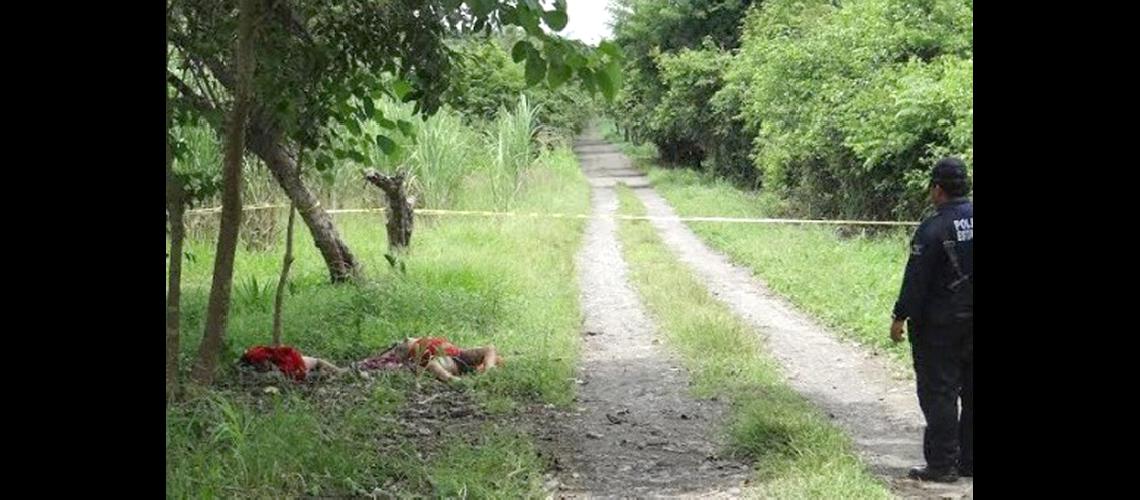 Hallaron degollada a una mujer y a su hija en un camino vecinal