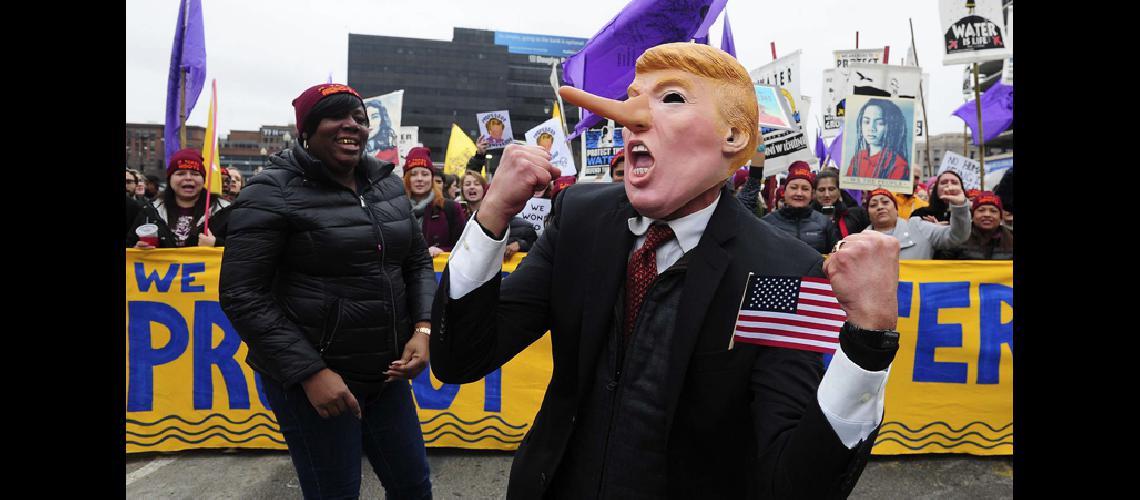 Desaprobacioacuten de  la gestioacuten de Trump