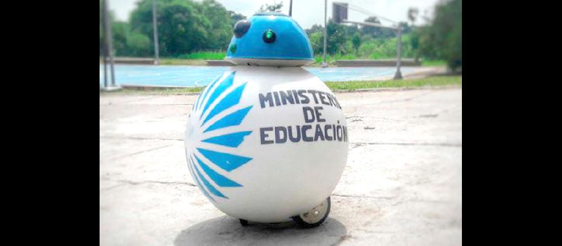 Alumnos aprenden a  traveacutes de un robot 
