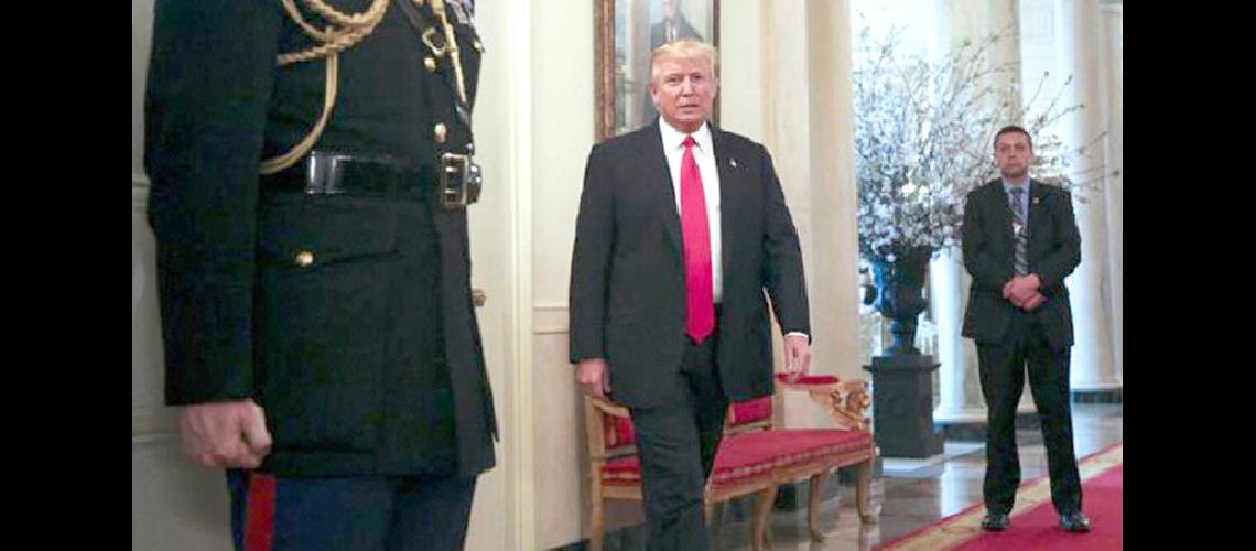 Trump destinaraacute maacutes  doacutelares a los militares