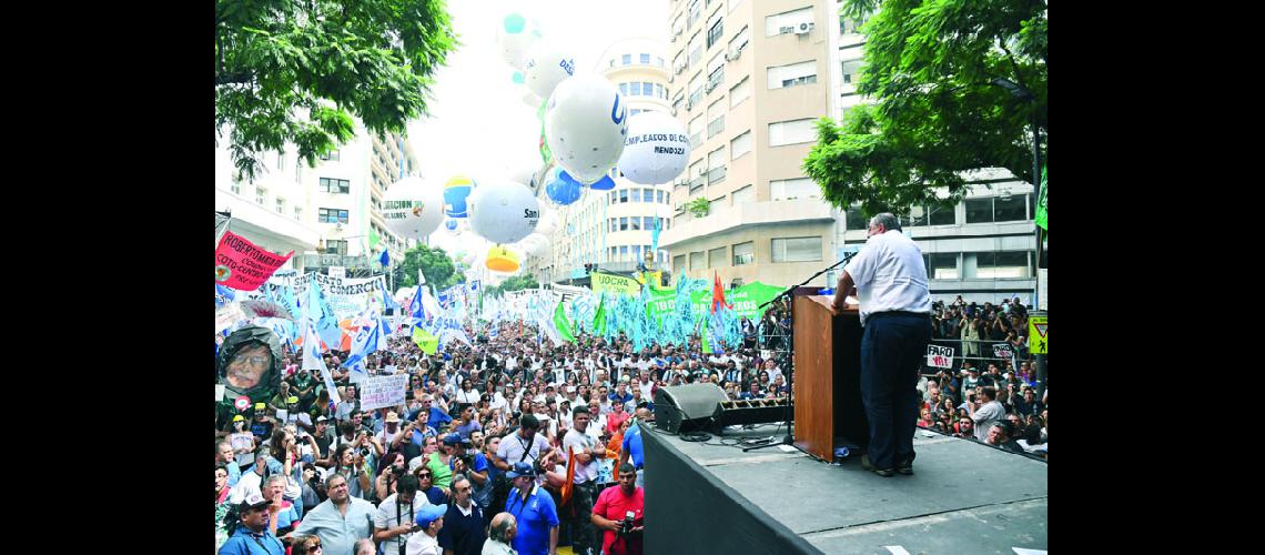 Multitudinaria protesta de la CGT pero sin fecha de paro
