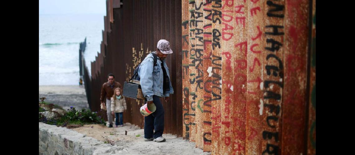 EEUU solicitoacute propuestas para el muro fronterizo con Meacutexico
