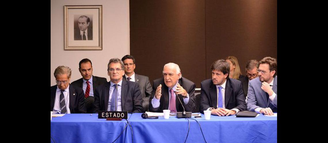 El Gobierno defendioacute su poliacutetica migratoria