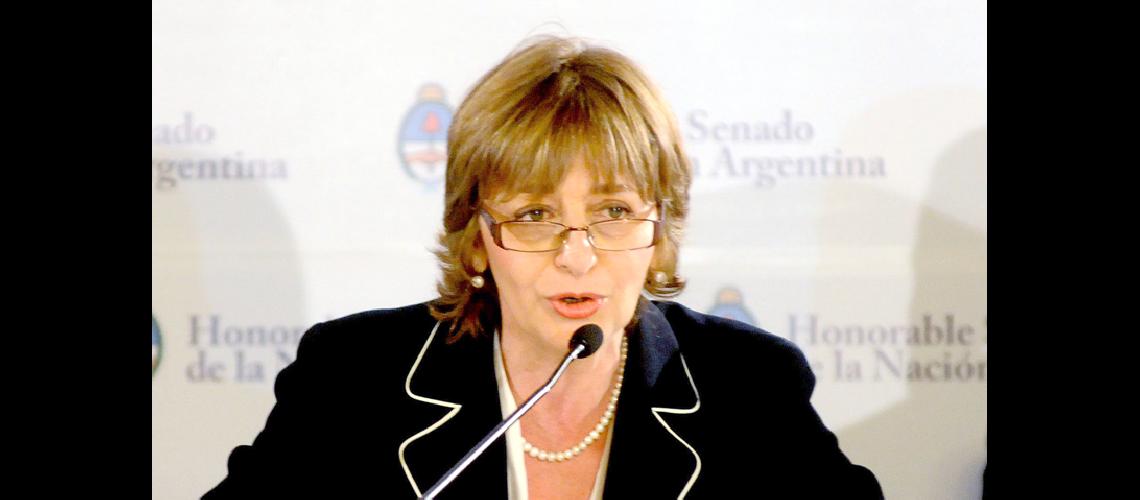 Denunciaron a Gils Carboacute por supuesto cohecho en la compra de un edificio
