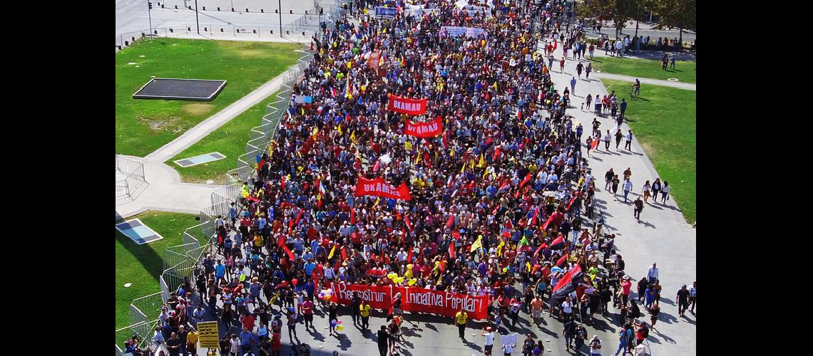 Multitudinaria protesta chilena contra las AFP