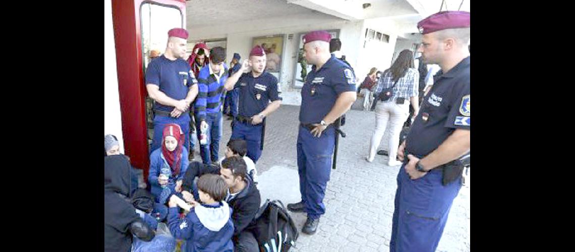 Hungriacutea encerraraacute a los refugiados 
