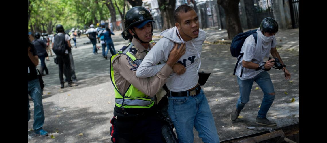 Heridos balas y represioacuten dejoacute una marcha opositora en Caracas
