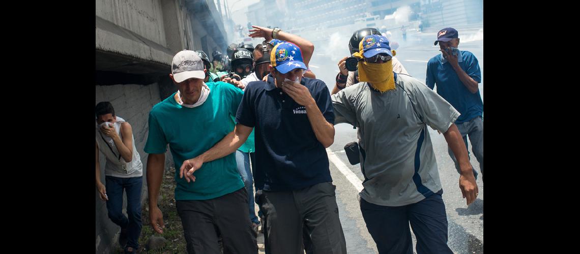 Murieron dos joacutevenes baleados  en las protestas de Venezuela