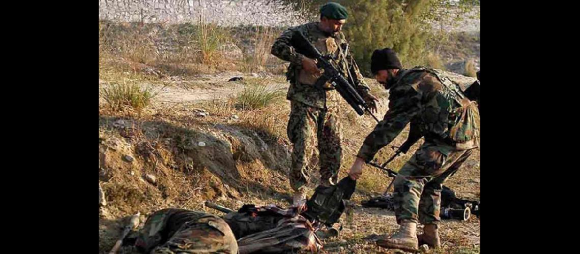 Ataque talibaacuten a una base del Ejeacutercito en Afganistaacuten
