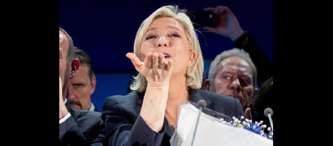 Le Pen se lanzoacute contra Macroacuten