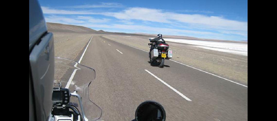 Motoquero brasilero perdioacute la vida al accidentarse en Jama