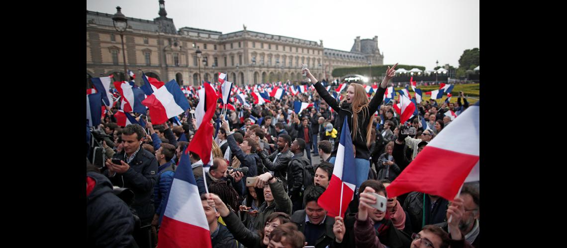 Simpatizantes de presidente electo festejaron cerca del Museo de Louvre