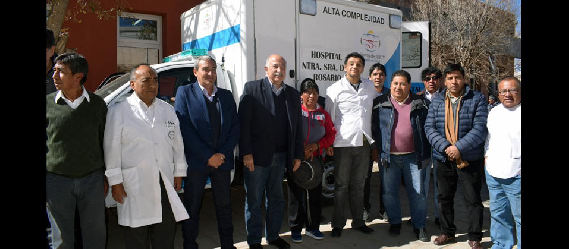 Ministerio de Salud continuacutea con la entrega  de nuevas ambulancias a los hospitales