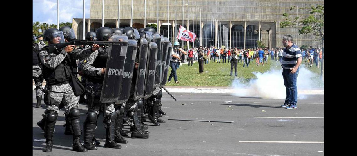 Temer retiroacute los militares de las calles de Brasilia