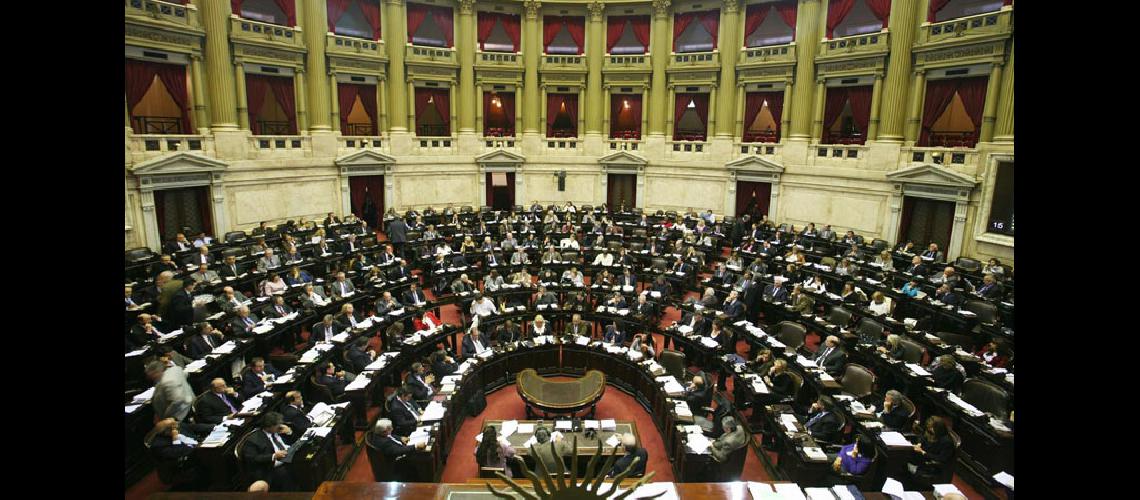 Oficializan aumento de 30 mil a los diputados