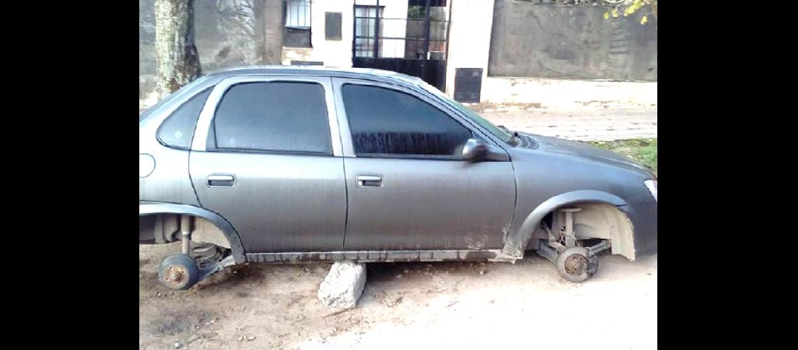 Le robaron las ruedas del auto en barrio Los Perales