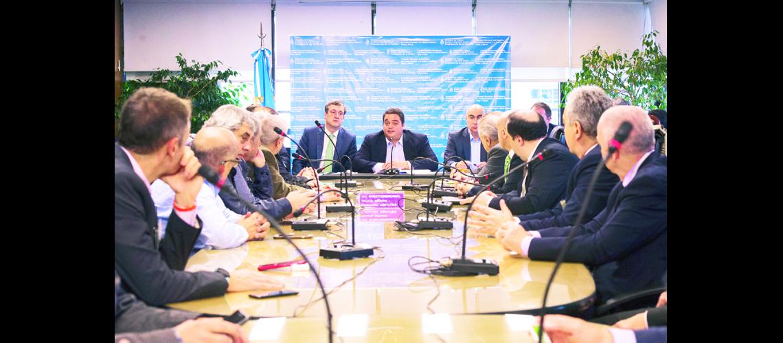 El Gobierno fijo un miacutenimo por decreto