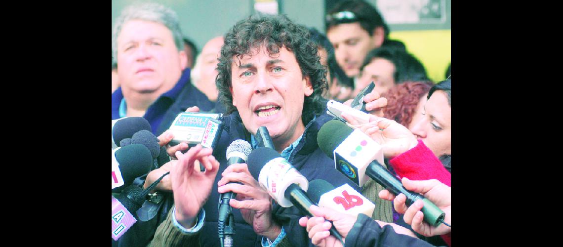 Gremios amenazan con paro ante suba del salario miacutenimo