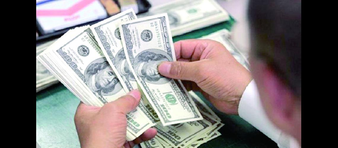 El doacutelar tocoacute los 17 pesos