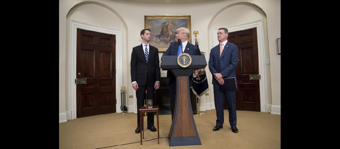 Trump anuncioacute plan para  reducir la inmigracioacuten legal 