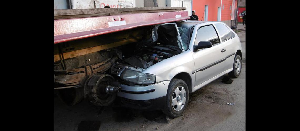 Incrustoacute su vehiacuteculo bajo de un camioacuten 