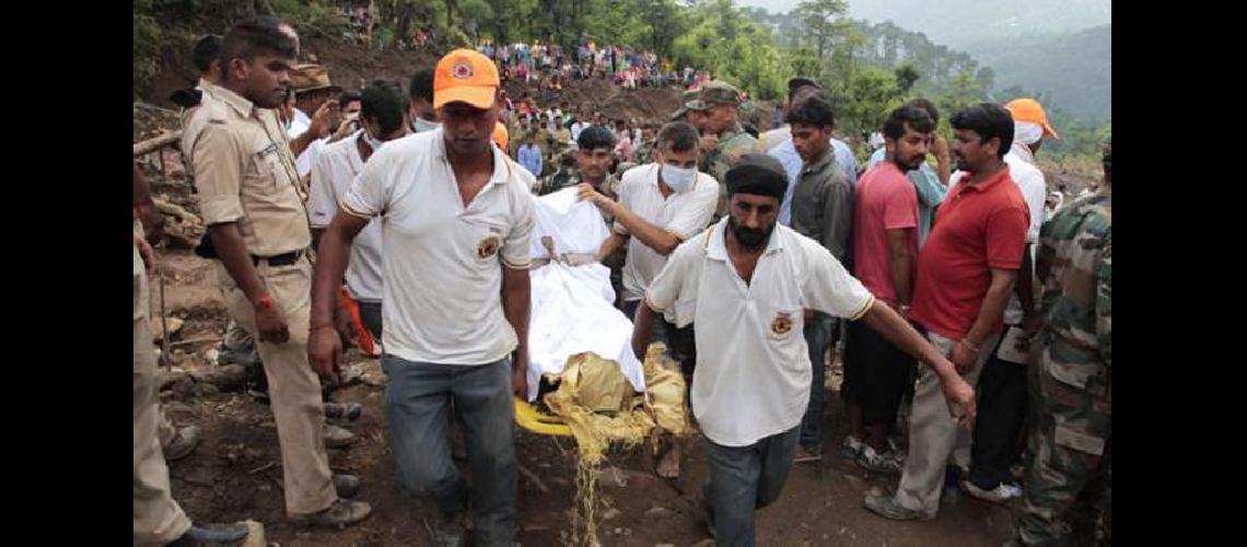 Un deslizamiento de tierra  causoacute 45 muertos en la India 
