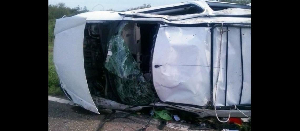 El conductor de una Kangoo murioacute tras volcar el rodado en Caimancito