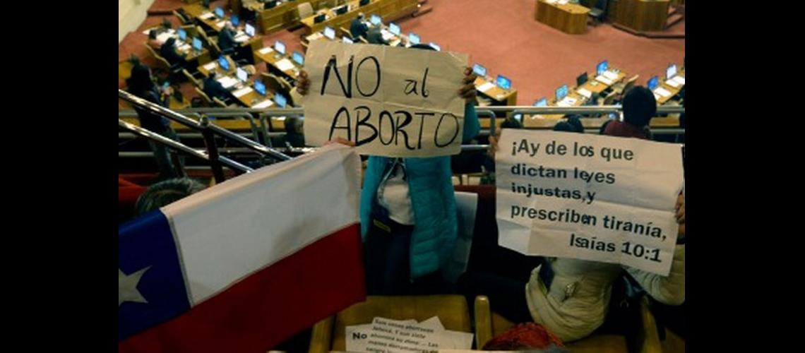 Continuacutea en Chile la poleacutemica  por la ley de aborto no punible