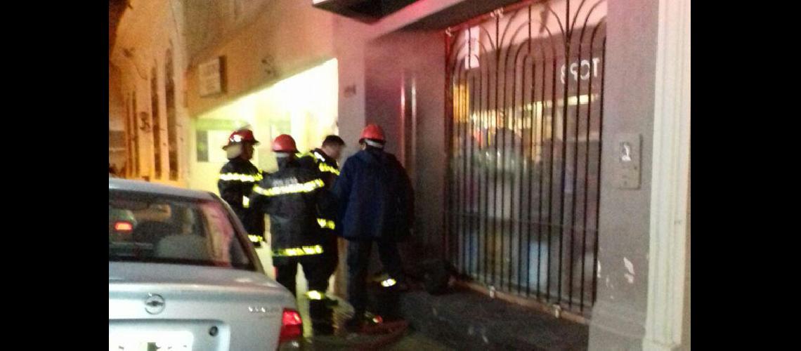 Bomberos sofocaron incendios en dos comercios del casco ceacutentrico