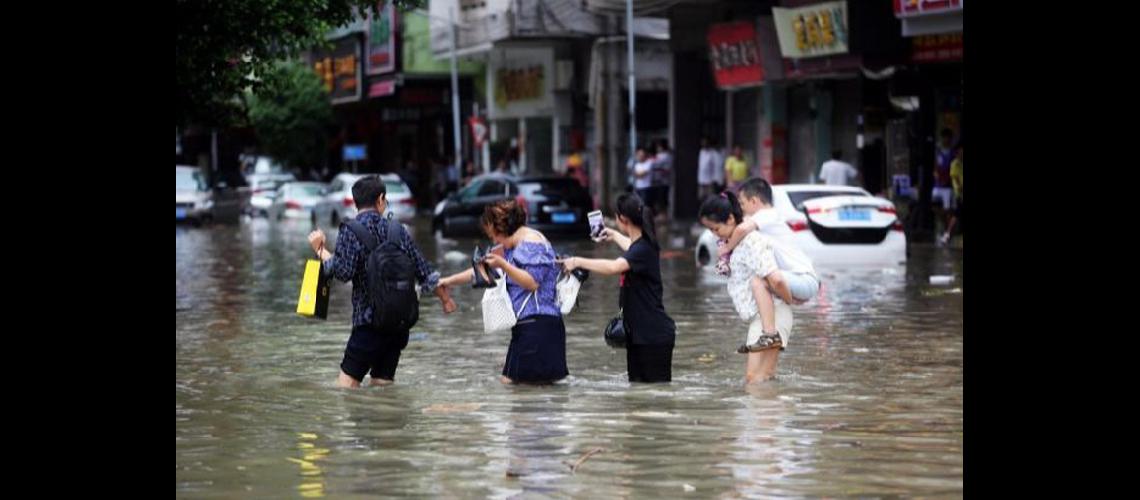 Tifoacuten sacudioacute a China y provocoacute 16 muertos