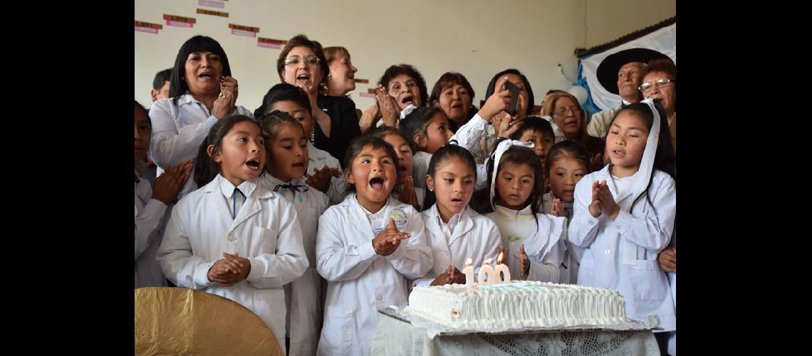 Educacioacuten festejoacute los 100  antildeos de la Escuela 285