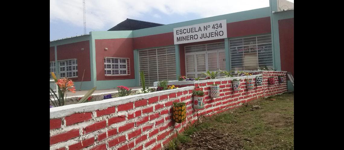 Culminan actos por las Bodas de  Plata de la Escuela 147Minero Jujentildeo148