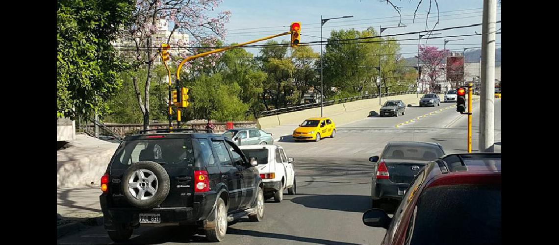 Cambia sentido de circulacioacuten  de vehiacuteculos en calle Alem