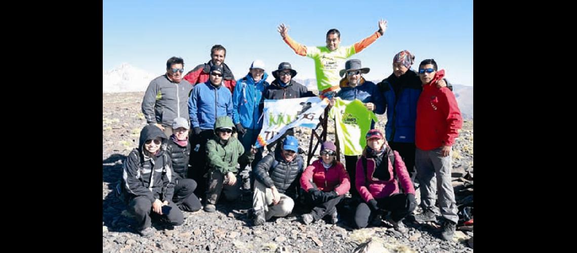 Exitosa cumbre al imponente Cerro Azul