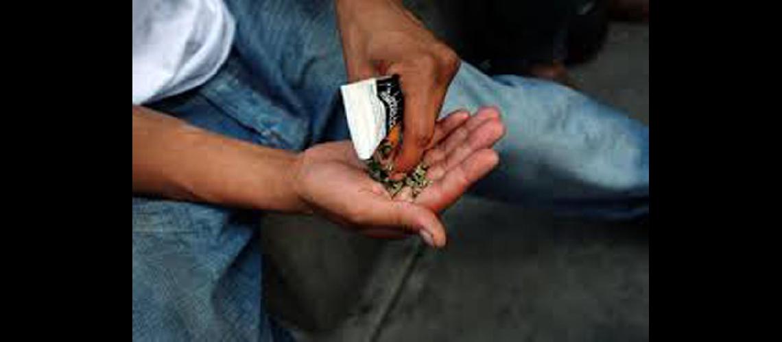 Consumiacutean droga en la viacutea puacuteblica