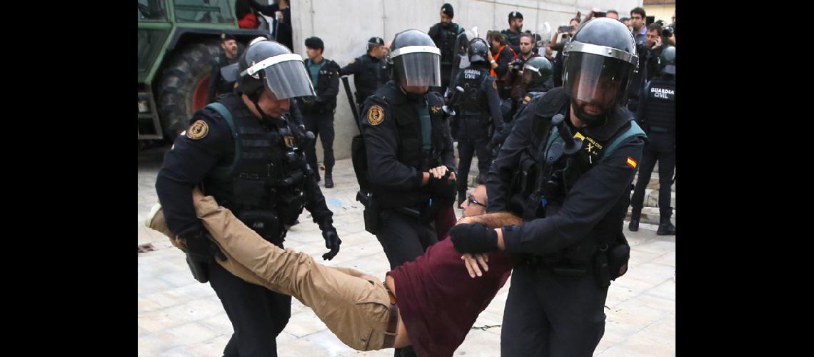 El SI se impuso en la consulta secesionista de Cataluntildea
