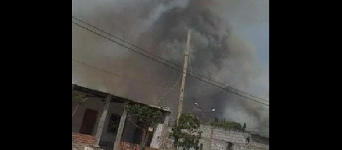 Raacutefagas de viento propagaron incendios en Palpalaacute y Fraile