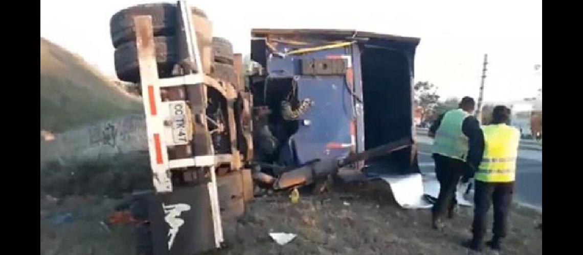 Policiacutea en grave estado tras ser arrollado por un camioacuten