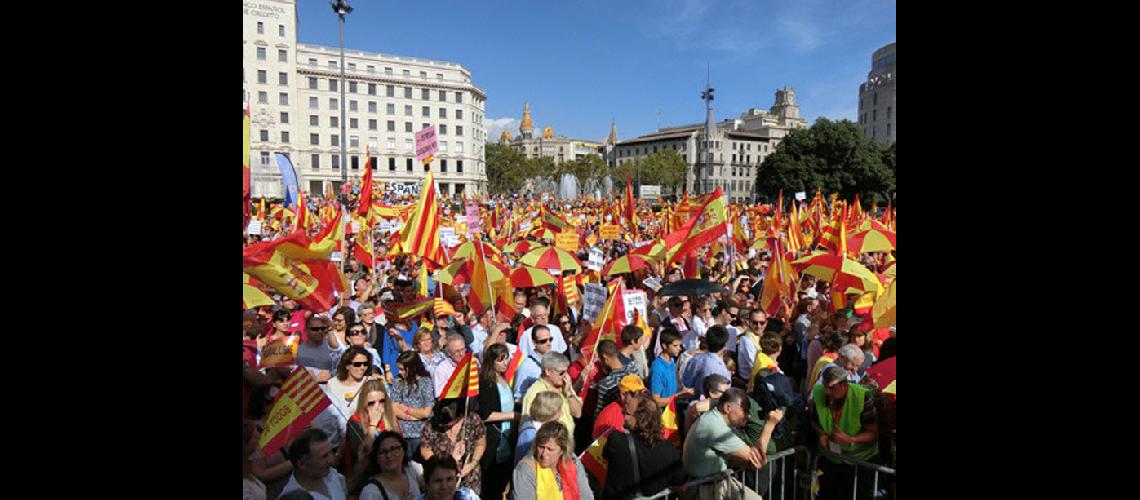 Miles de ciudadanos catalanes  celebraron la Fiesta Nacional