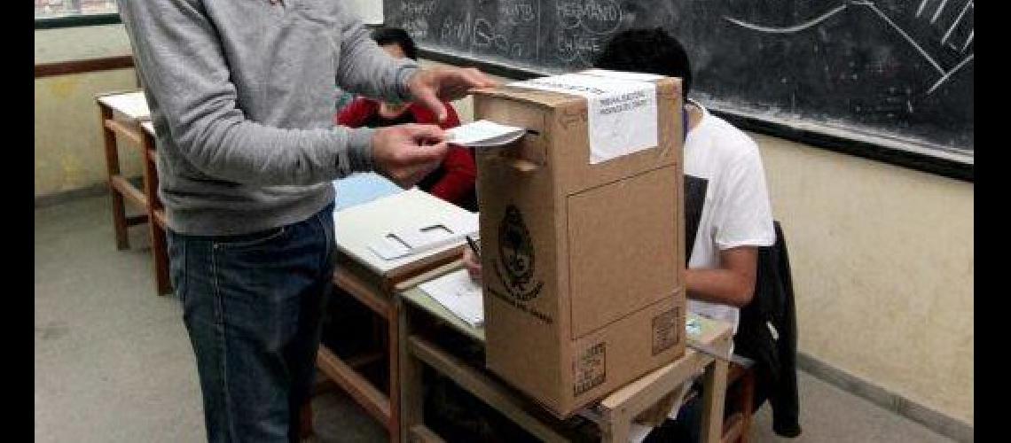 A las 8 comienzan a abrir sus puertas los 14 mil establecimientos destinados a la votacioacuten