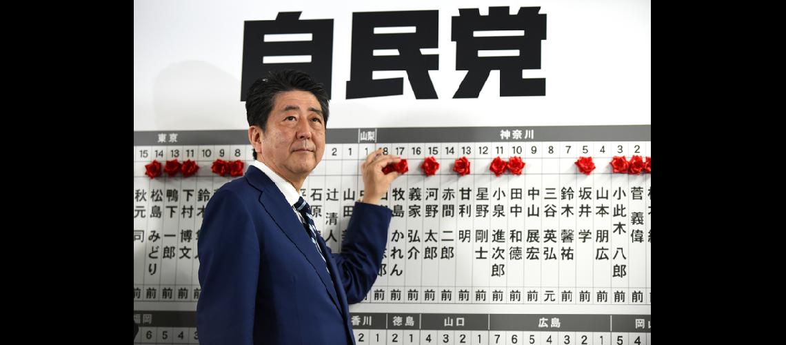 El premier Abe arrasoacute en  las legislativas de Japoacuten
