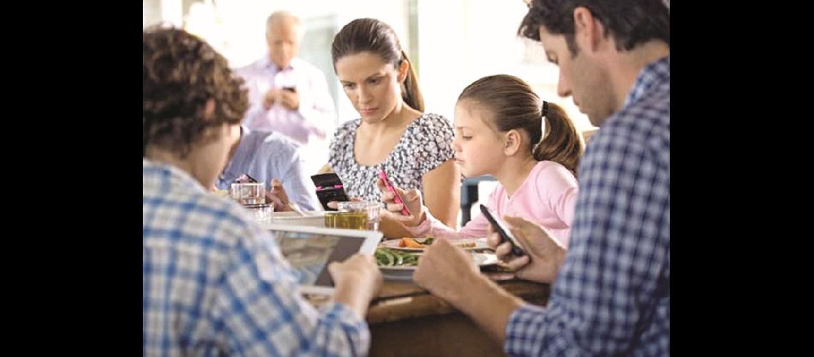 iquestQueacute vas a hacer hoy con tu celular durante la cena