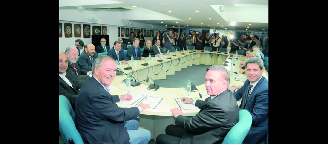 Gobernadores opositores pediraacuten mesa de diaacutelogo