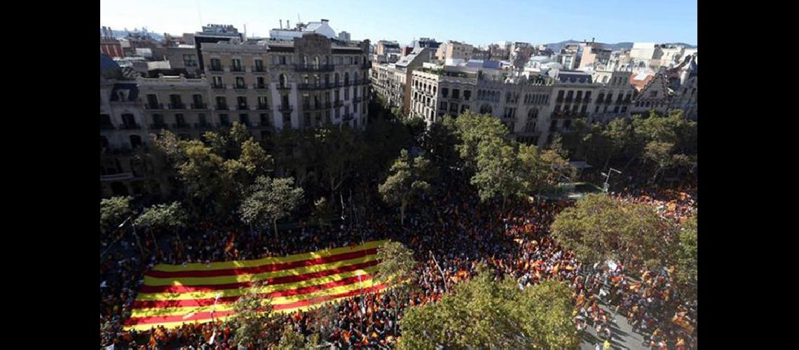 Masiva manifestacioacuten por #147la unidad#148 en Barcelona 