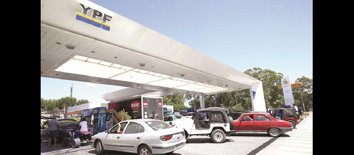 YPF baja el precio de los combustibles