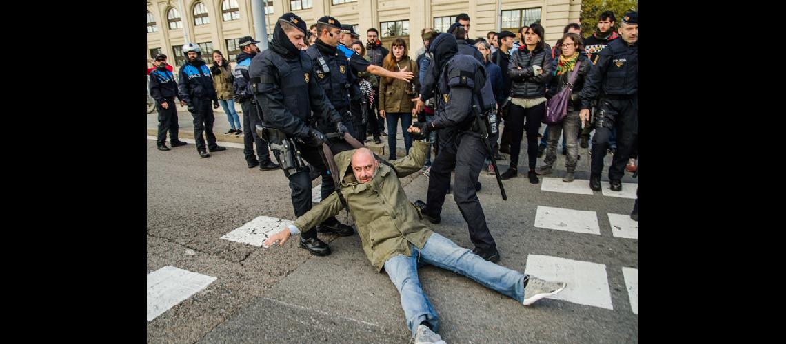 Huelga y piquetes de independentistas 