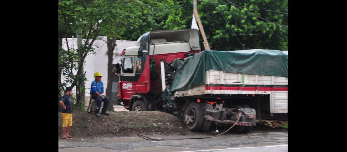 Un herido deja el choque de camioacuten con un poste 