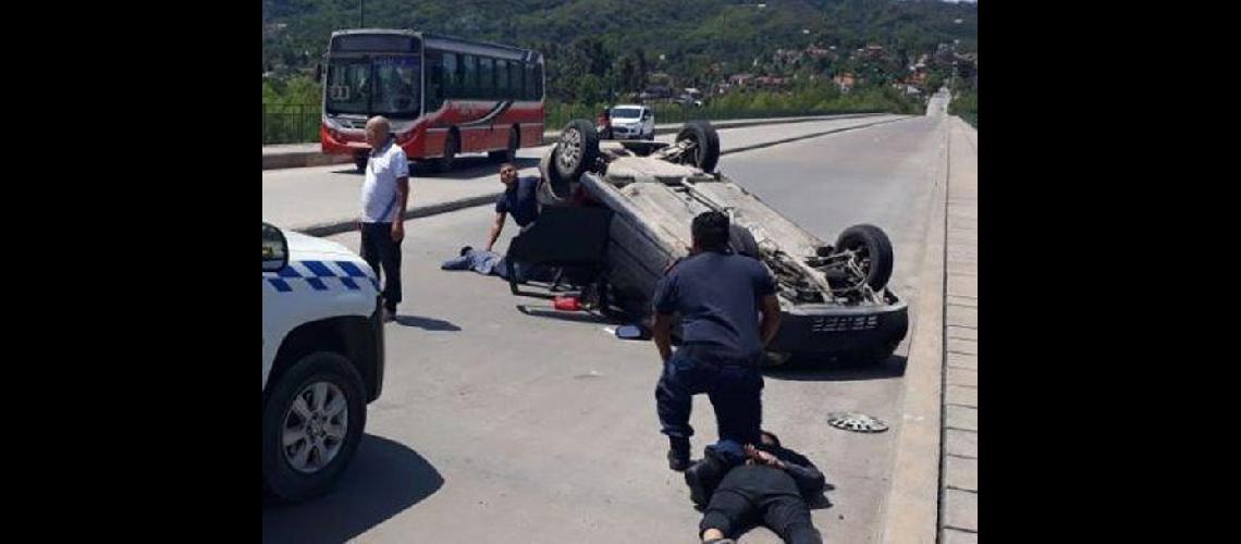 Dos sujetos evadieron control y volcaron en puente Belgrano