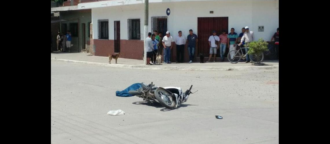 Joven motociclista perecioacute tras chocar con un camioacuten